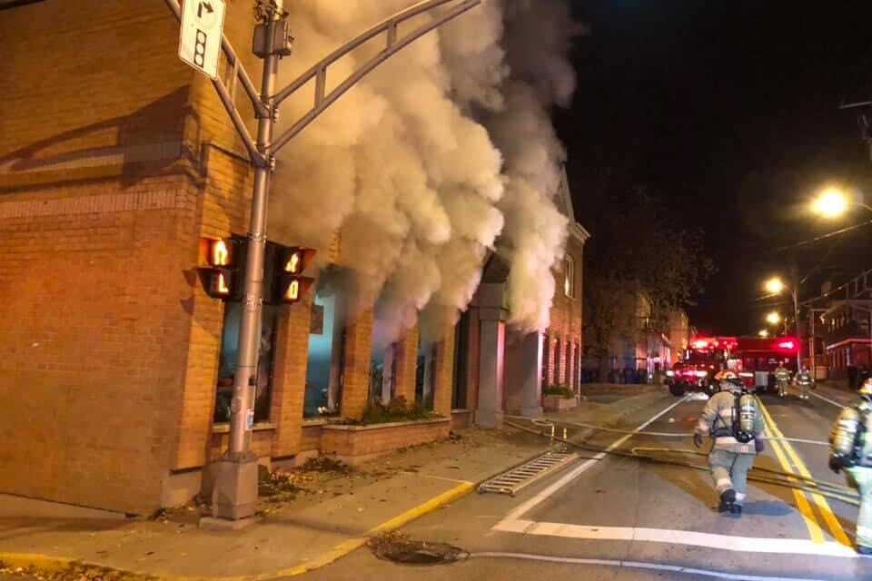 Incendie dans un immeuble commercial et à logements à Windsor