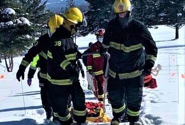 Paramédics et pompiers portent secours à un homme blessé au Club de golf de Richmond