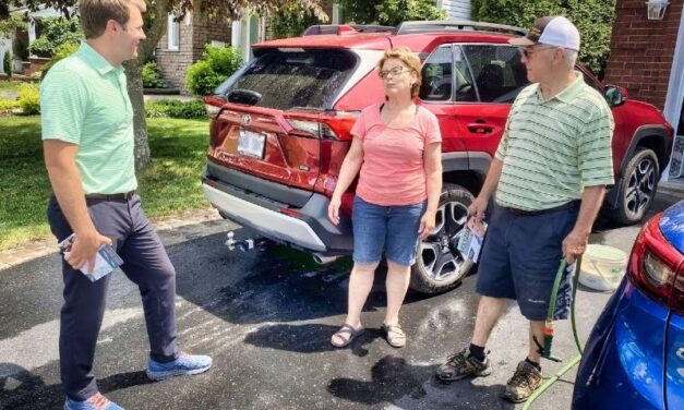 Le candidat à la mairie de Victoriaville Antoine Tardif profite du passage en zone verte pour rencontrer les citoyens