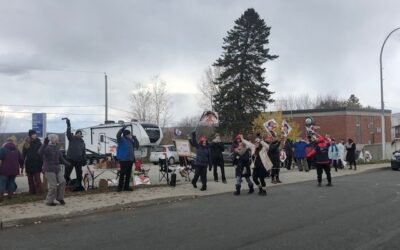 Les travailleuses des CPE de l&rsquo;Estrie en grève manifestent devant les bureaux des députés