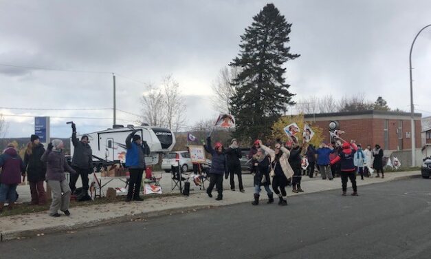 Les travailleuses des CPE de l’Estrie en grève manifestent devant les bureaux des députés