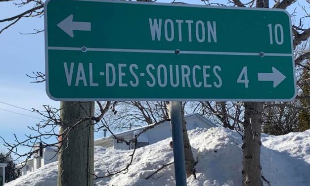 Val-des-Sources remplace Asbestos sur les panneaux de signalisation sur les routes