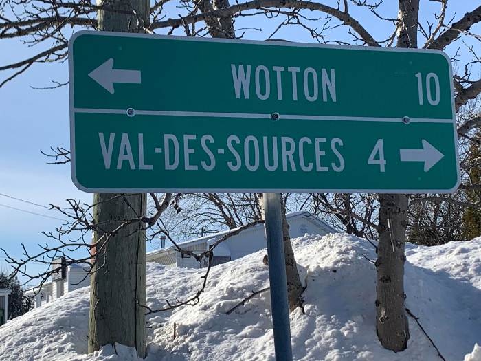 Val-des-Sources remplace Asbestos sur les panneaux de signalisation sur les routes