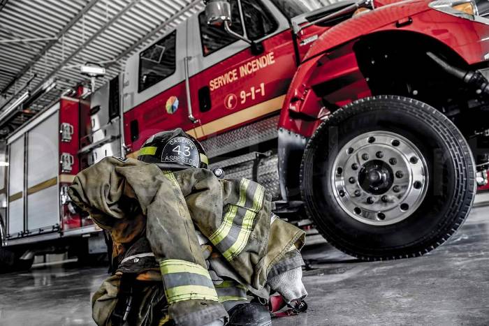 Intervention du service de sécurité incendie de Val-des-Sources pour un feu de broussailles