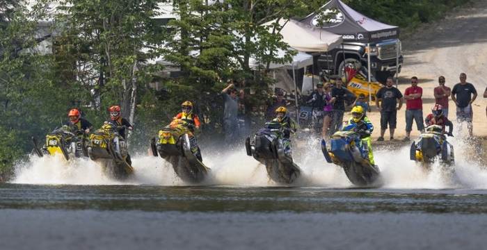 Plusieurs participants au Championnat nord-américain de motoneige sur l’eau à Victoriaville