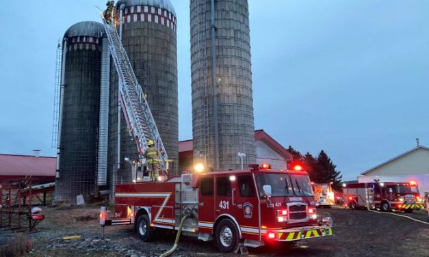 Intervention des pompiers dans un bâtiment de ferme à Val-Joli