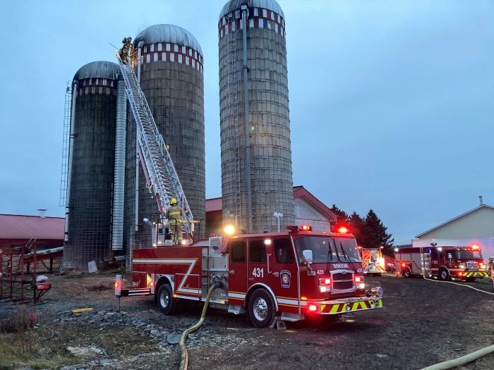 Intervention des pompiers dans un bâtiment de ferme à Val-Joli