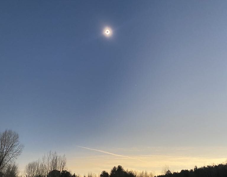 L'éclipse solaire attire des foules en Estrie - CJAN MEDIA