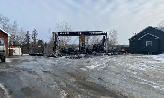 Un garage détruit par les flammes à Val-Joli