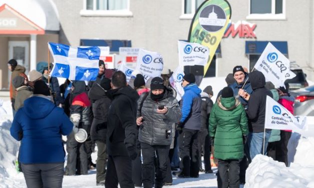 Manifestation du personnel et de l’association étudiante du Cégep de Victoriaville pour dénoncer le gel d’embauche et les compressions budgétaires