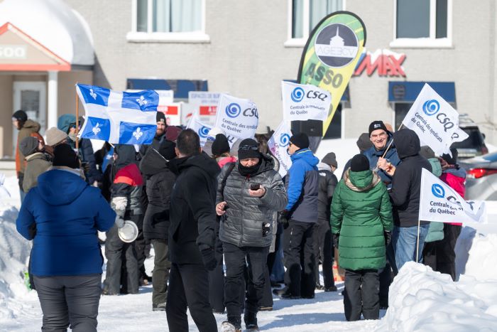 Manifestation du personnel et de l’association étudiante du Cégep de Victoriaville pour dénoncer le gel d’embauche et les compressions budgétaires